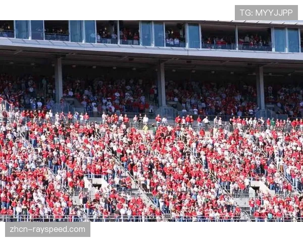 巴黎球迷看台展示巨幅TIFO，致敬球队欧冠夺冠